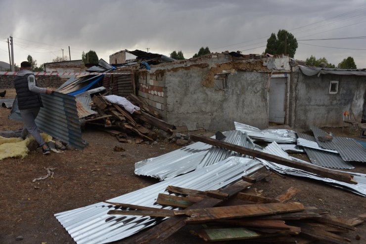 Erzurum'da hortum; çatılar uçtu
