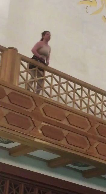 Kandil programında camiye ayakkabılarıyla girip cemaate hakaret etti