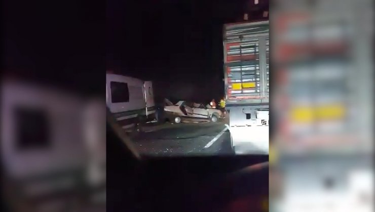 Pamuk yüklü kamyon ile otomobil çarpıştı: 1 ölü, 4 yaralı