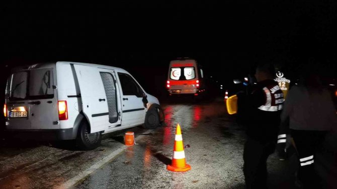 Kayganlaşan yoldan çıkan araç yamaca çarpıp sürüklendi: 1 ölü
