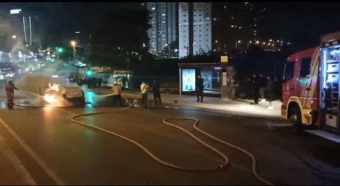 Alev alev yanan aracını çaresiz gözlerle izledi