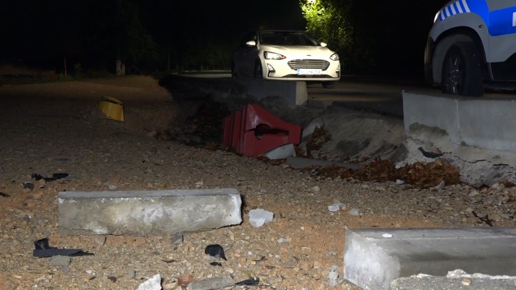 Alkollü sürücü, boton bariyere çarpıp takla atan araçtan yara almadan kurtuldu