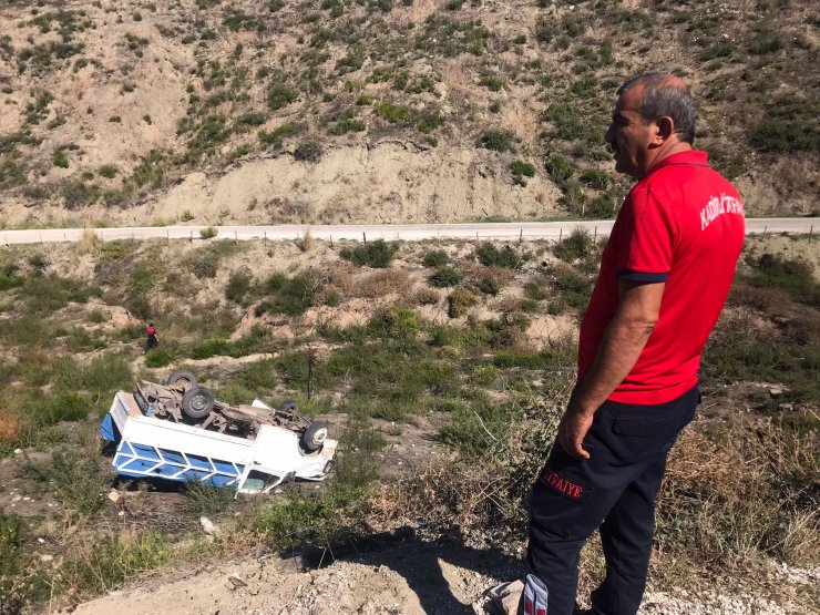 Sürücüsünün kontrolünü kaybettiği kamyonet şarampole devrildi: 1 ölü, 2 yaralı