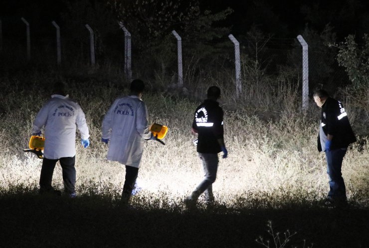 Yol kenarında elleri bağlı battaniyeye sarılı kadın cesedi bulundu