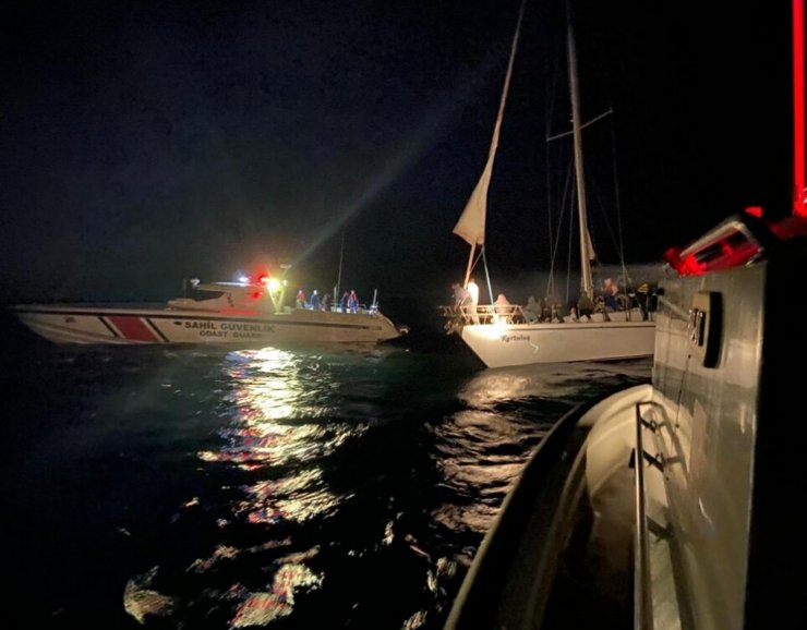 4 Türk vatandaşı ile 79 kaçak göçmen kurtarıldı