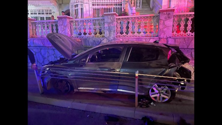 Otomobilin çarptığı araçtaki 3 hakem yaralandı