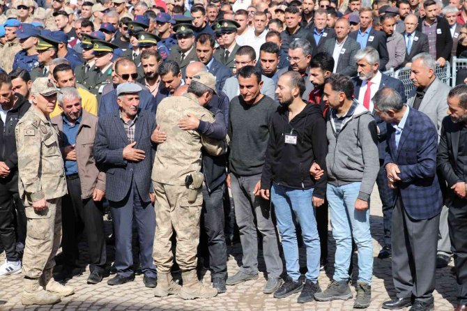 Vanlı şehit İbrahim Han gözyaşları arasında son yolculuğuna uğurlandı