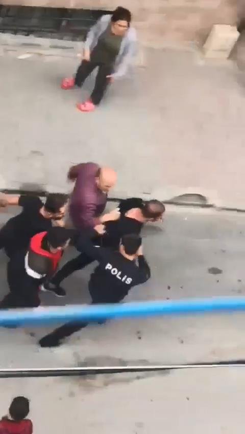 15 yaşındaki kızı taciz ettiği iddia edilen şüpheliyi linçten polis kurtardı