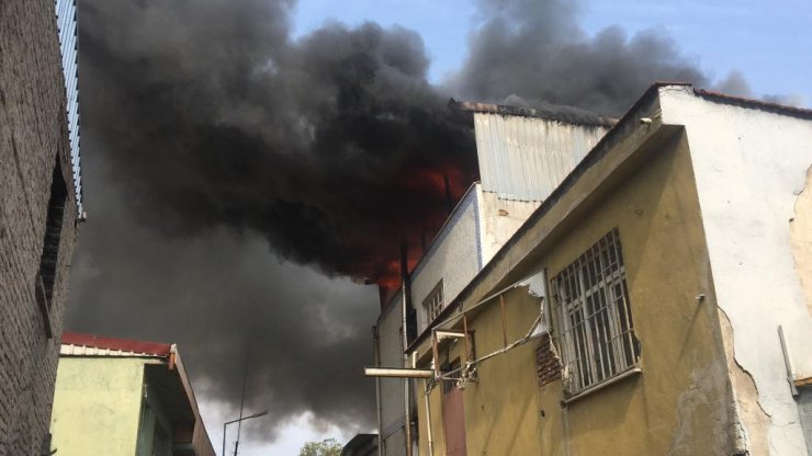 Mobilya imalathanesinde yangın