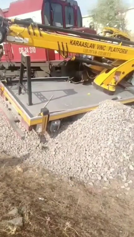 Rayların üzerinde duran vince yük treni çarptı