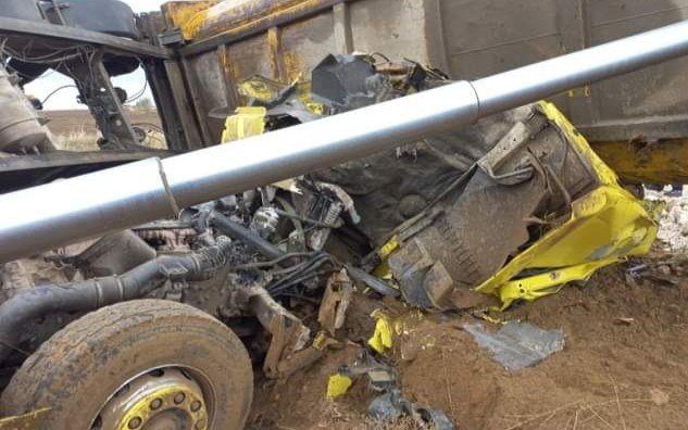 Hafriyat kamyonu devrildi! Sürücü sıkıştı