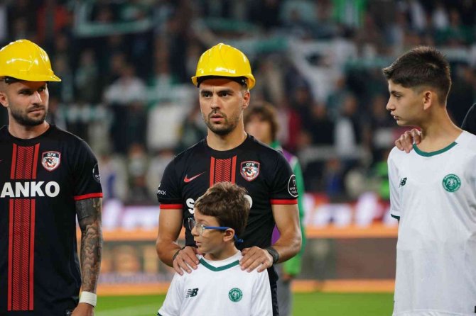 Konya'da "maden faciası" unutulmadı, futbolcular maça baretle çıktı