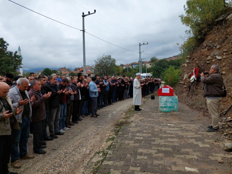 Beyin kanaması geçirip, hayatını kaybeden polis memuru toprağa verildi