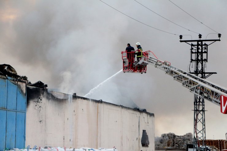 Fabrika yangını; 4 saatte kontrol altında