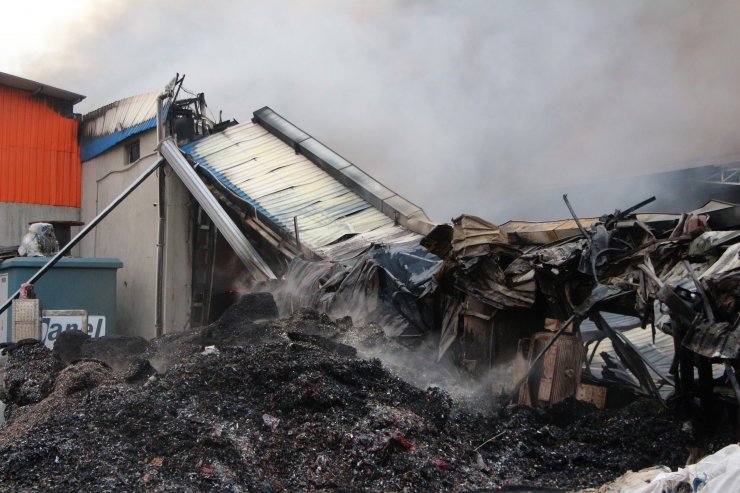 Fabrika yangını; 4 saatte kontrol altında