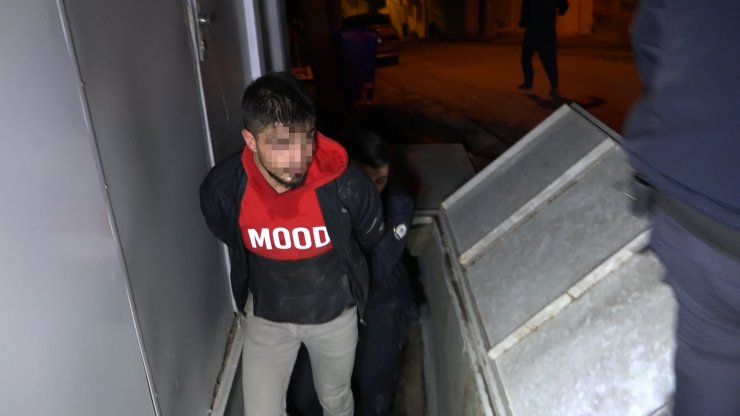 Hırsızlık şüphelisi uyuyor numarası yaptı, polisi görünce 'Ben neredeyim' dedi