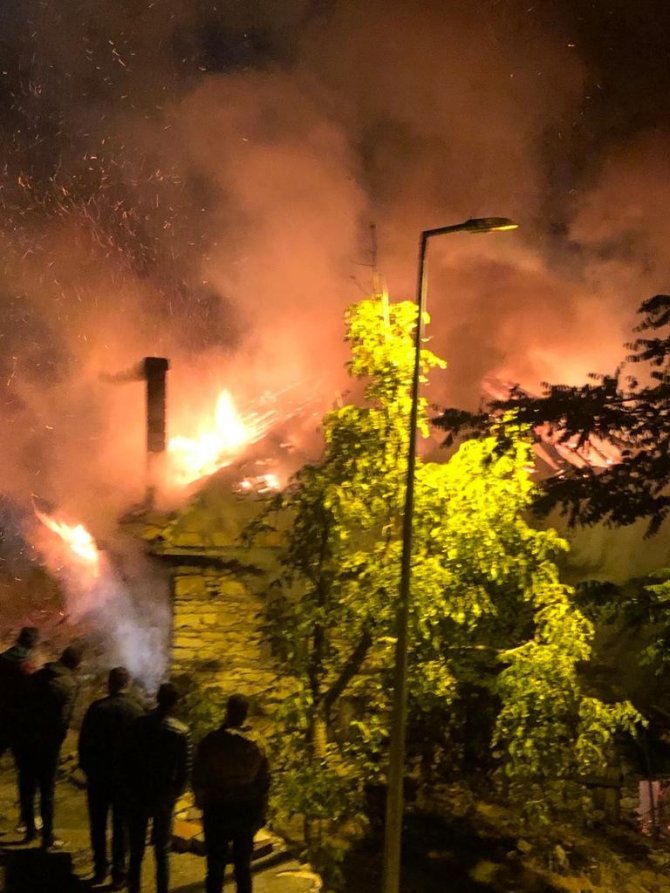 Konya’da metruk bina alevlere teslim oldu