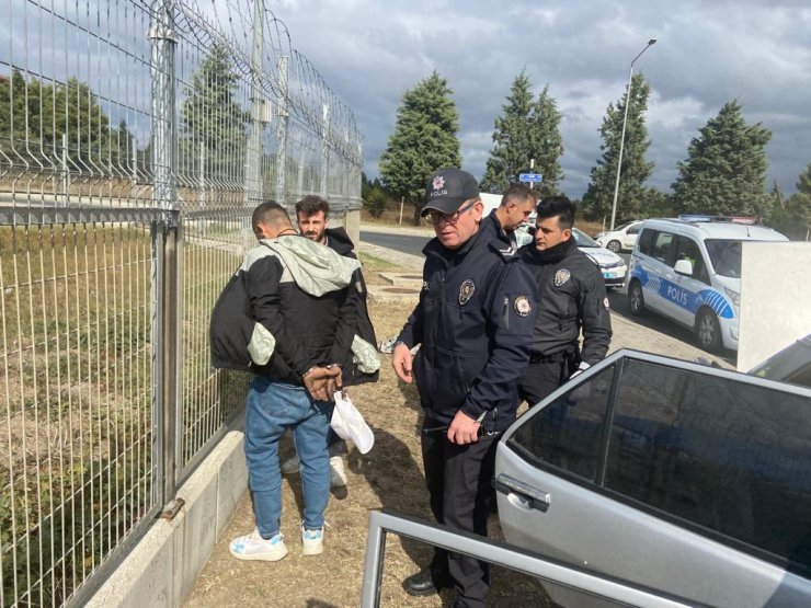 Polisten kaçarken kaza yaptıkları araçtan uyuşturucu çıktı