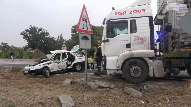 Tırın çarptığı otomobil metrelerce sürüklendi