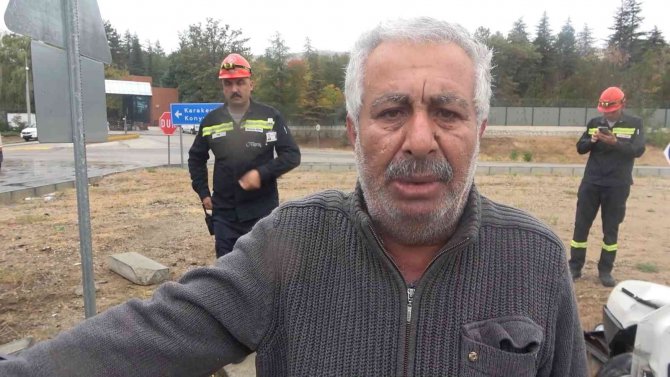 Tırın çarptığı otomobil metrelerce sürüklendi