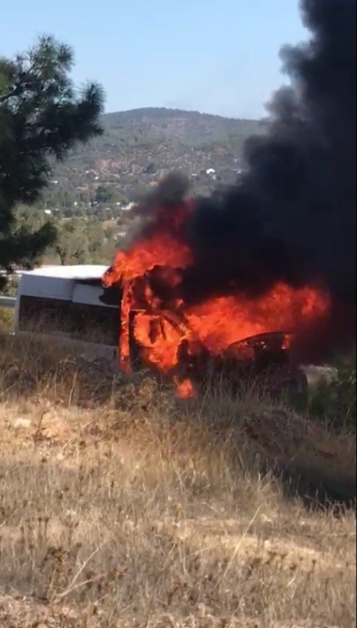 Öğrenci servisinde yangın çıktı