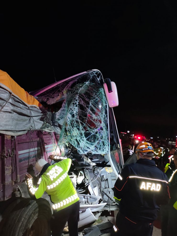 Amasya'da yolcu otobüsü, kamyona çarptı: 2 ölü, 20 yaralı