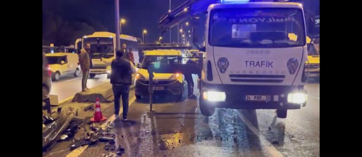 Kaza yapan otomobilin motoru yol ortasına düştü
