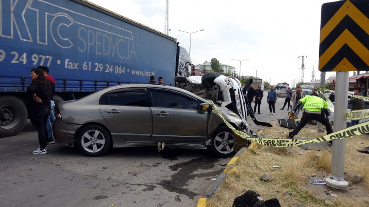 Hafif ticari araçla otomobil çarpıştı: 3'ü ağır, 8 yaralı
