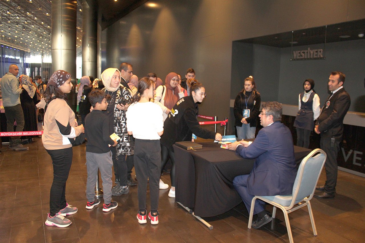 konyada-kitap-sevgisi-salona-sigmiyor-4.jpg