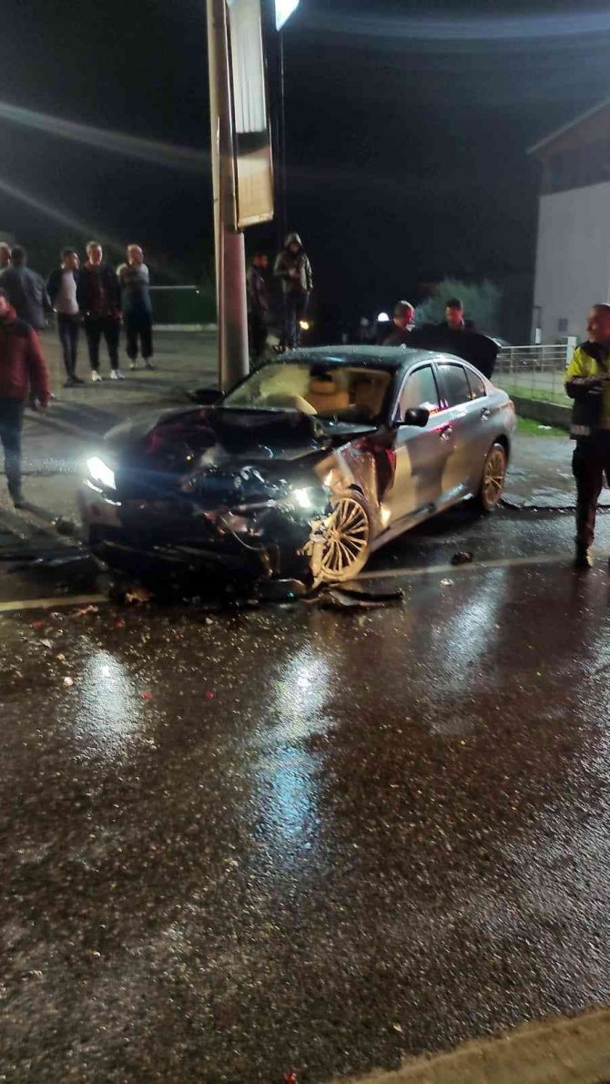 Lüks otomobiller kaza yaptı, kağıt gibi ezildi: 4 yaralı