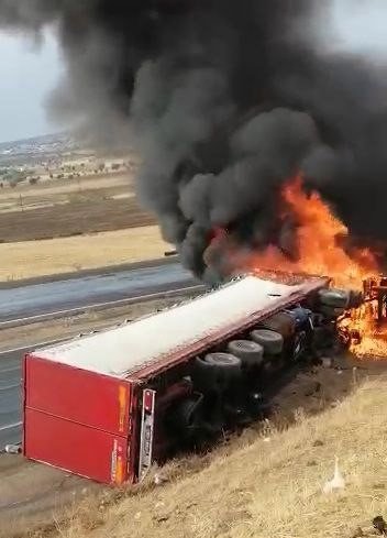 Devrilen TIR'ın kupa kısmı alev aldı
