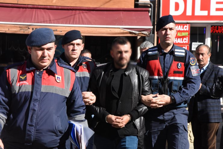 Otomobilin önünü kesip, akrabası olan karı-kocayı vurdu