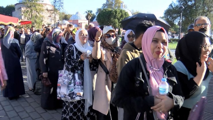 Ayasofya Camii'nde hafta sonu yoğunluğu