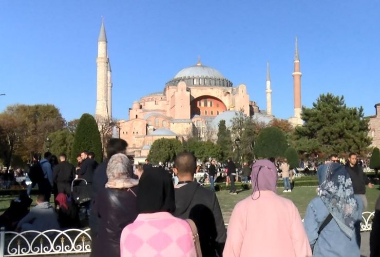 Ayasofya Camii'nde hafta sonu yoğunluğu