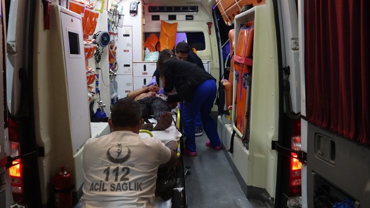 Bıçaklı saldırıda yaralanıp, akaryakıt istasyonun marketine sığınarak kurtuldu