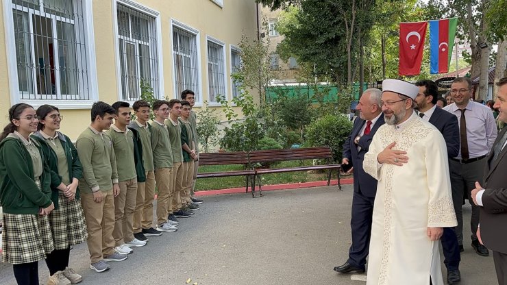 Erbaş, TDV Azerbaycan Bakü Türk Lisesi'ni ziyaret etti