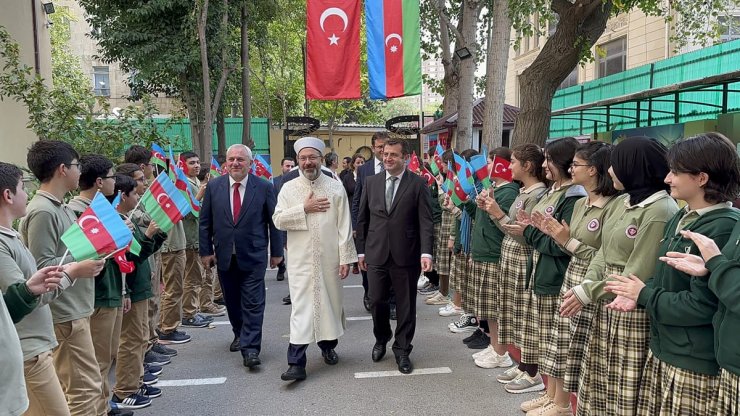 Erbaş, TDV Azerbaycan Bakü Türk Lisesi'ni ziyaret etti