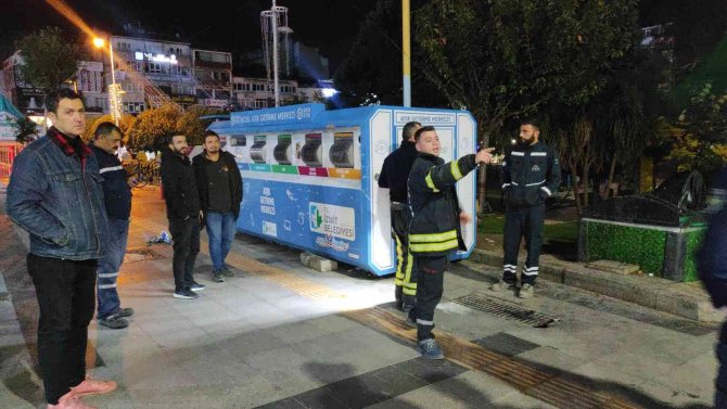 Hayatının şokunu yaşadı! Geri dönüşüm kutusunda mahsur kaldı