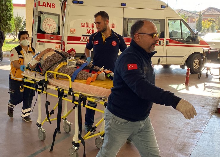 Otomobil minibüse çarptı, 1'i ağır 4 kişi yaralandı