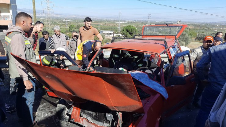 Otomobil minibüse çarptı, 1'i ağır 4 kişi yaralandı