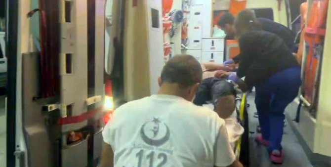 4 kişinin saldırısında bıçakla yaralanan genç benzinliğe sığındı