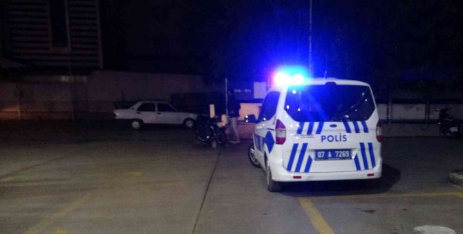 4 kişinin saldırısında bıçakla yaralanan genç benzinliğe sığındı
