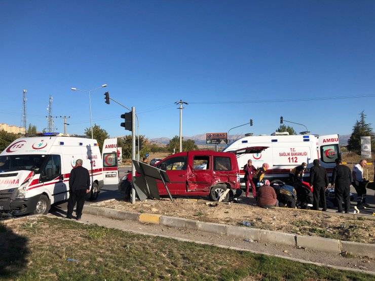 Ambulans ile hafif ticari araç çarpıştı: 1 ölü, 6 yaralı