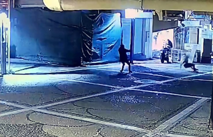 Husumetlisini silahla kovalayarak yaraladı