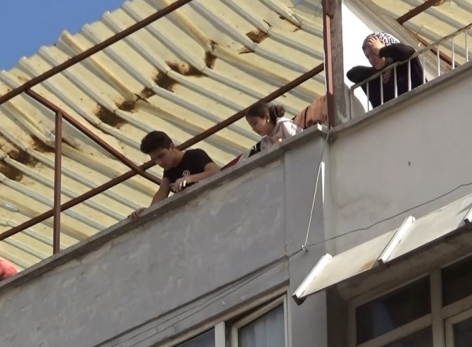 İş hanında çıkan yangın korkuttu, içeridekiler çatıda mahsur kaldı