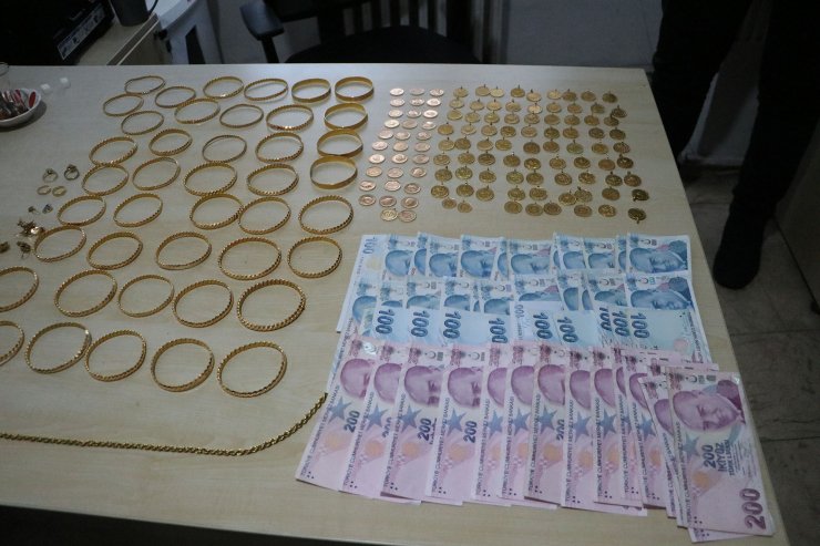 Misafirliğe çağırdıkları akrabalarının 3 milyon liralık altınlarını çaldırdılar