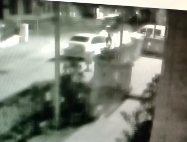 Önce seyir halindeki motosiklete çarptı, sonra sürücüsünü bıçakladı