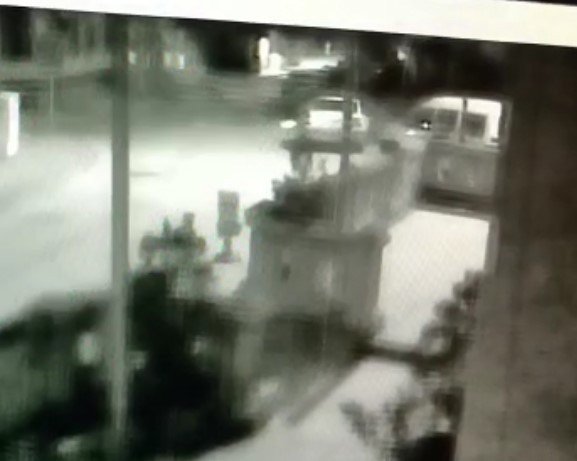 Önce seyir halindeki motosiklete çarptı, sonra sürücüsünü bıçakladı