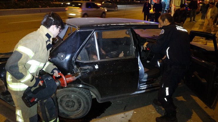 Park ettiği aracında uyurken otomobil çarptı, ekipler araçtan çıkarırken uyandı
