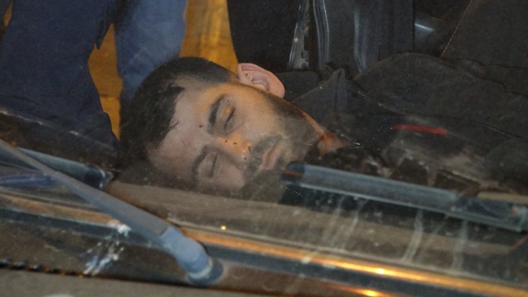 Park ettiği aracında uyurken otomobil çarptı, ekipler araçtan çıkarırken uyandı
